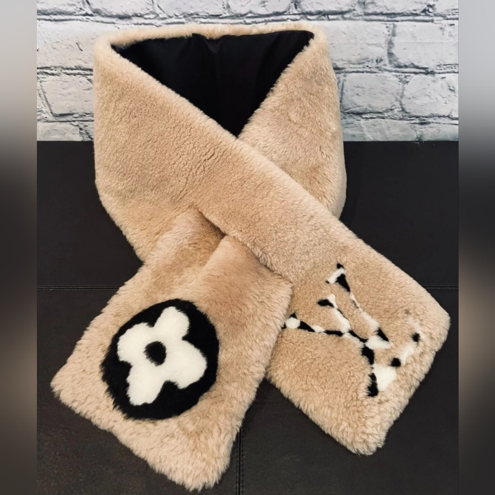 LOUIS VUITTON New Shearling Monogram Scarf Authentic